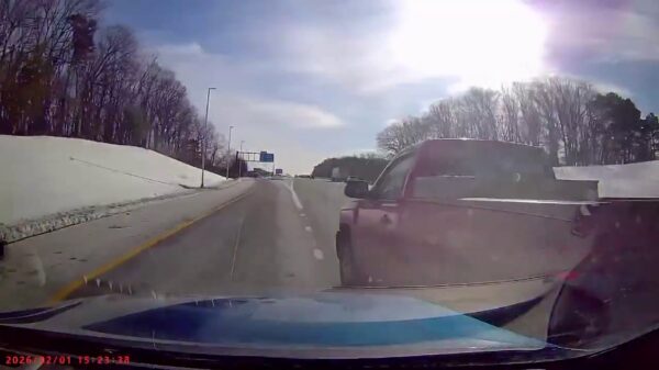 Hersenloze bestuurder duwt auto hard de vangrail in tijdens road rage