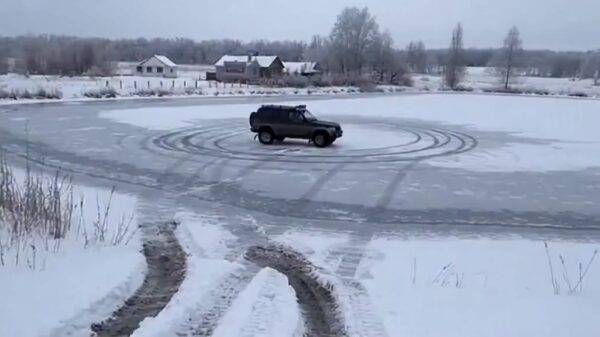 Wat gebeurt er als je terreinwagen donuts draait op ijs dat geen zin meer heeft?