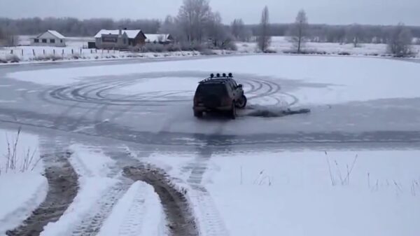 Wat gebeurt er als je terreinwagen donuts draait op ijs dat geen zin meer heeft?
