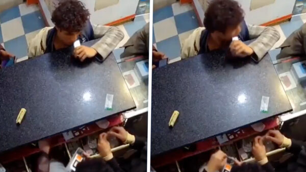 Man bijt in batterij in reparatiewinkel en krijgt explosie in zijn gezicht