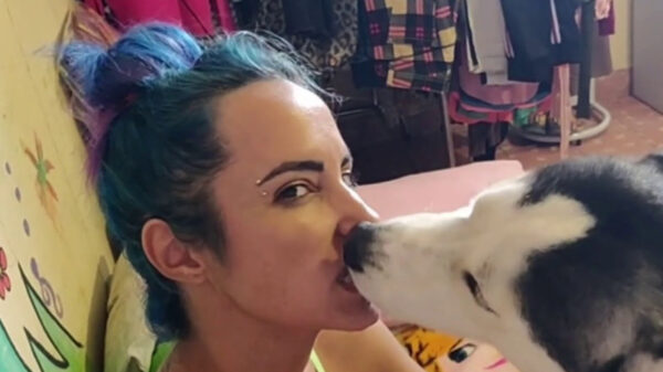 We kunnen wel concluderen dat deze vrouwelijke viespeuk iets té close is met haar hond