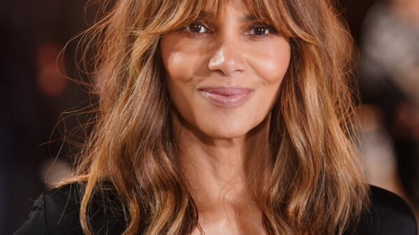 59-jarige Halle Berry steelt Londense première met levensgevaarlijke jurk