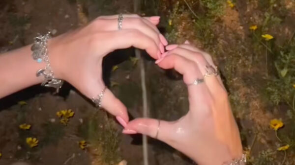 Echte lief is een hartje maken als je vent in de berm aan het afwateren is