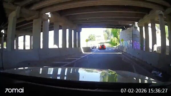 Karma in Chili: Koelbloedige vrouw pakt overvallers aan met haar bumper