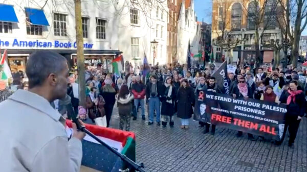 Tofik Dibi (BIJ1) bedankt taxichauffeurs bij Macabi-rellen in Amsterdam