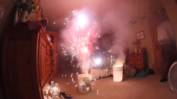 Lolbroek maakt zijn moeder wakker door vuurwerk in haar slaapkamer af te steken