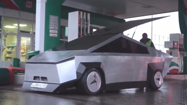 Russische doe-het-zelvers toveren Lada om tot een Cyberblyat