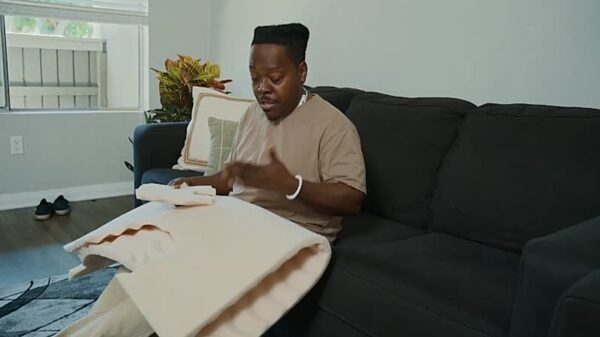 Ron uit ‘My Strange Addiction’ knaagt al jarenlang op kussenvullingen