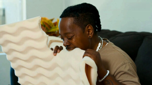 Ron uit ‘My Strange Addiction’ knaagt al jarenlang op kussenvullingen