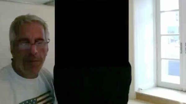 Zieke beelden: Epstein toont jong meisje aan camera voor zijn 'klanten'