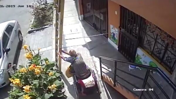 Idioot in rolstoel kan er niet langs en beukt ladder inclusief glazenwasser omver