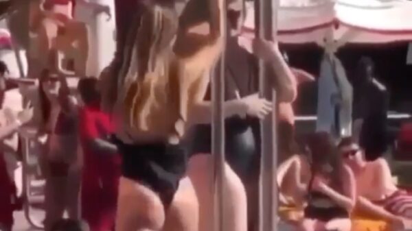 Kijk mij eens ff professioneel paaldansen bij het zwembad!