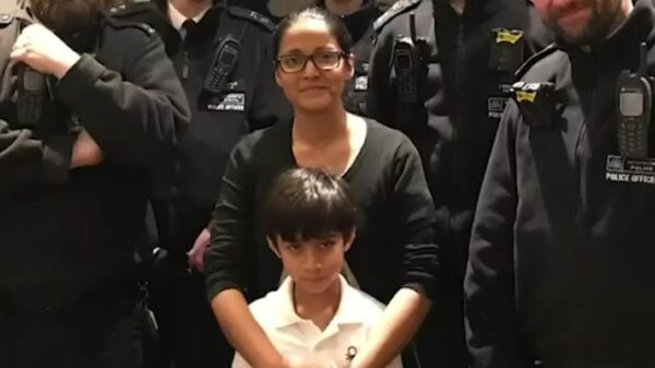 7-jarige held redt het leven van zijn moeder door alarmcentrale te bellen