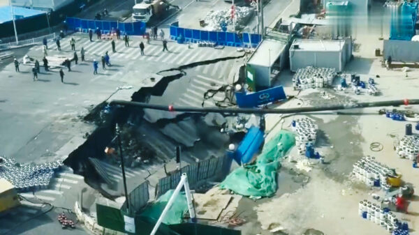 Wegzakkende kruising in Shanghai: bouwput verandert in gigantische sinkhole