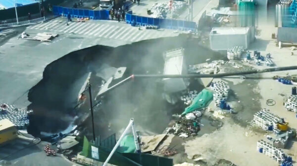 Wegzakkende kruising in Shanghai: bouwput verandert in gigantische sinkhole