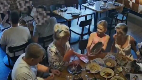 Smeerlap plukt okselhaar in restaurant om onder rekening uit te komen