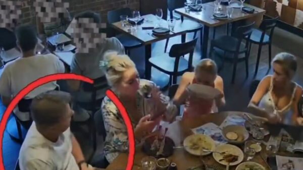 Smeerlap plukt okselhaar in restaurant om onder rekening uit te komen