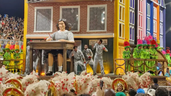 Gigantische Anna Frank op carnavalswagen in 't Braziliaanse São Paulo