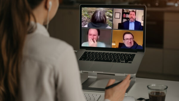 Zoomvergadering ontspoort door te 'enthousiast' stelletje in de natuur