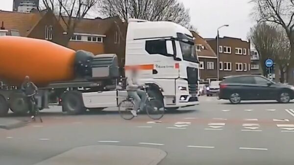 Fietser wordt letterlijk omvergekegeld door een gigantische betonmixer