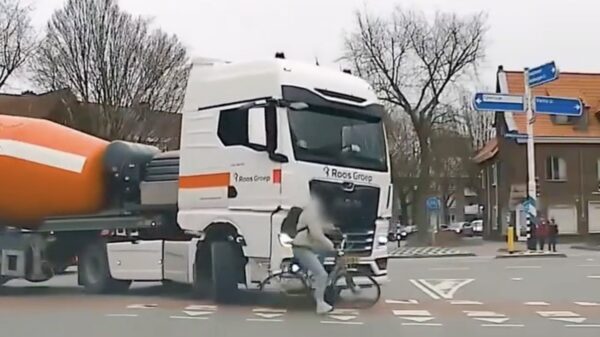 Fietser wordt letterlijk omvergekegeld door een gigantische betonmixer