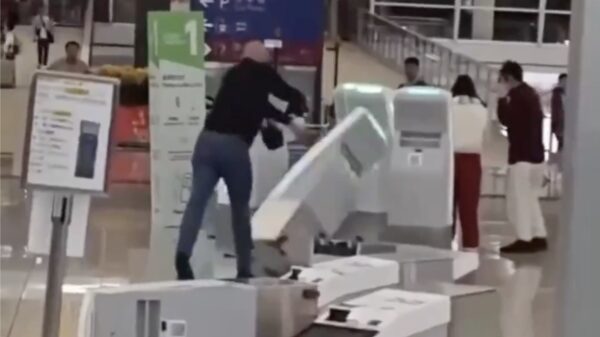 Geflipte Brit opgepakt die incheckzuilen op vliegveld Hongkong sloopt