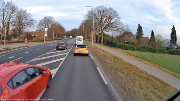 Geen geduld: Automobilist riskeert alles met debiele inhaalmanoeuvre