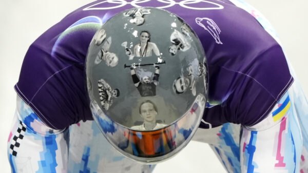 Gediskwalificeerde Oekraïense skeletonracer krijgt $200.000 na ‘herinneringshelm’