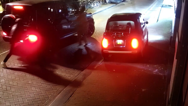 Beelden: Lil’ Kleine beukt gewapende overvallers die horloge willen jatten