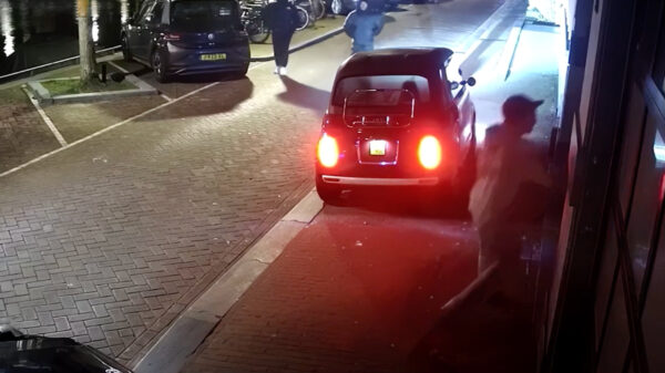 Beelden: Lil’ Kleine beukt gewapende overvallers die horloge willen jatten