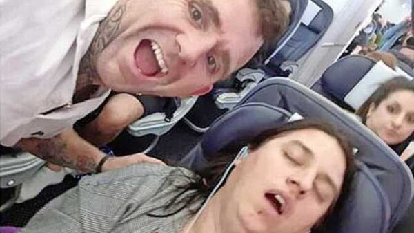 Je vrouw pranken door haar snurkende gezicht op je lichaam te tatoeëren