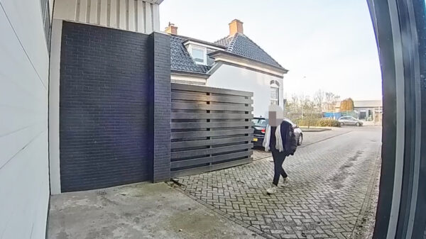 Vrouw op heterdaad betrapt die een oprit als openbaar toilet gebruikt