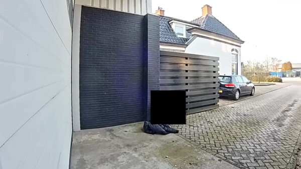 Vrouw op heterdaad betrapt die een oprit als openbaar toilet gebruikt