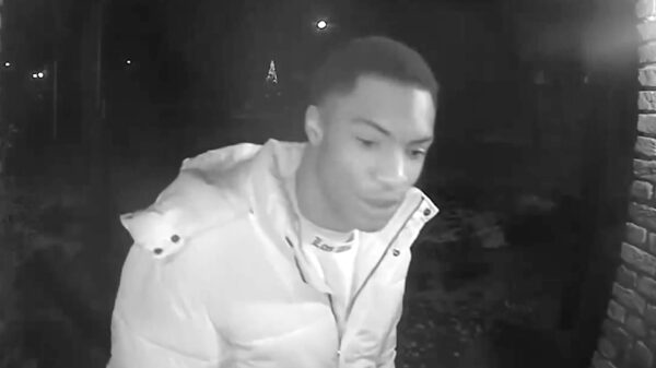 Laffe diefstal in Eerbeek: Nepagent berooft vrouw (97) van haar sieraden