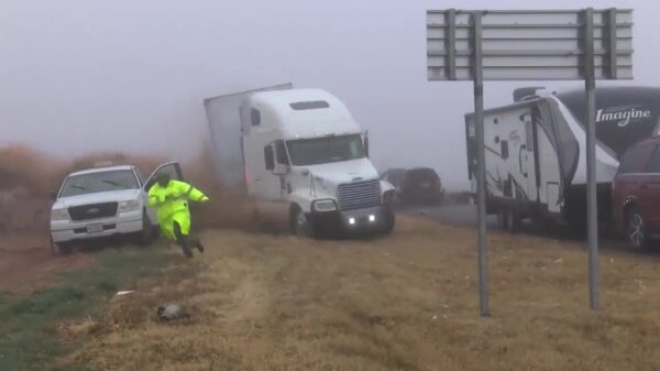 Reddingswerkers moeten rennen voor hun leven als er een vrachtwagen komt aangeschoven