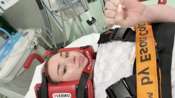 Vrouw in ambulance bewijst dat de huidige generatie net even 'anders' is