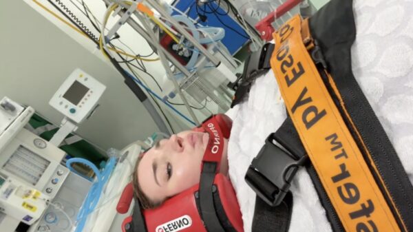 Vrouw in ambulance bewijst dat de huidige generatie net even 'anders' is