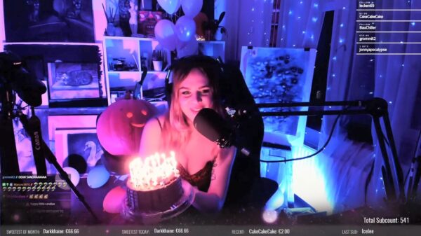 Jarige Job laat de microfoon de kaarsjes uitblazen