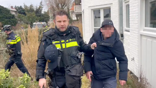 Politie beukt in op buurtbewoners Haagse Vogelwijk; minderjarige overmeesterd
