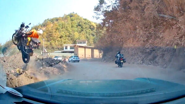 Motorrijdster verliest controle en stort ravijn in, klimt ongedeerd omhoog