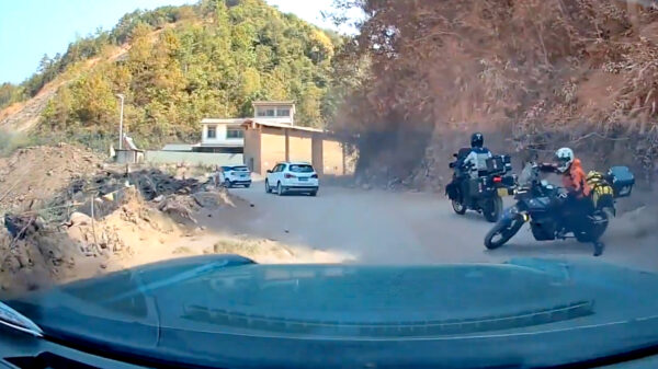 Motorrijdster verliest controle en stort ravijn in, klimt ongedeerd omhoog