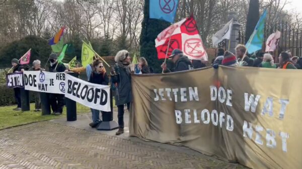 Gillende XR-activist probeert bordesscène van Kabinet Jette te verstoren