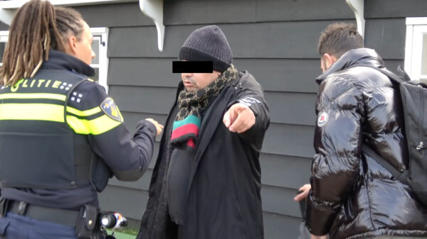 Zakkenrolster betrapt die rugzak van toerist bij Zaanse Schans leeg trekt