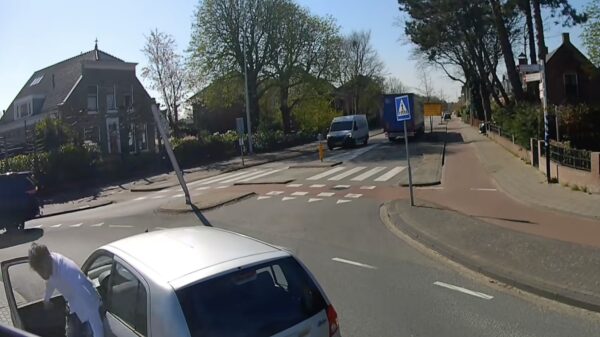 Binkie in Hyundai Getz neemt het op tegen een vrachtwagen van 30 ton