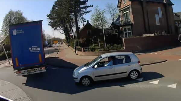 Binkie in Hyundai Getz neemt het op tegen een vrachtwagen van 30 ton