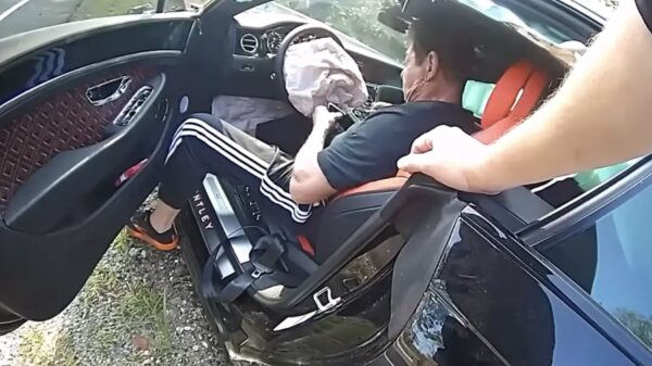 Dashcam: Vince McMahon boort met 185 km/u zijn Bentley in een BMW