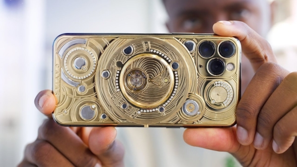Youtuber Marques Brownlee showt een met diamanten en goud bedekte iPhone t.w.v. $100.000
