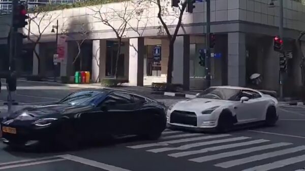 Welke bestuurder is er schuldig tijdens deze hele dure kettingbotsing?