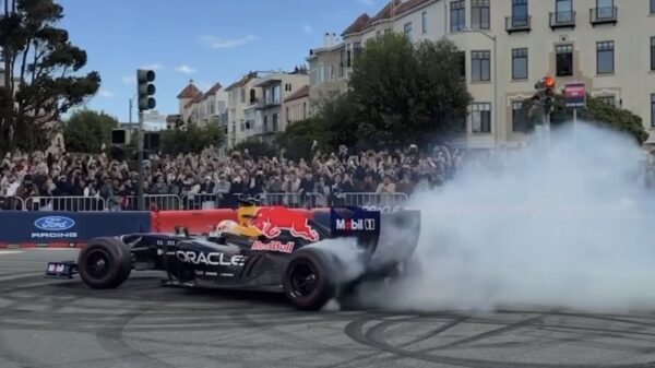 Yuki Tsunoda zet Red Bull-bolide in brand tijdens demo in San Francisco