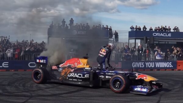 Yuki Tsunoda zet Red Bull-bolide in brand tijdens demo in San Francisco